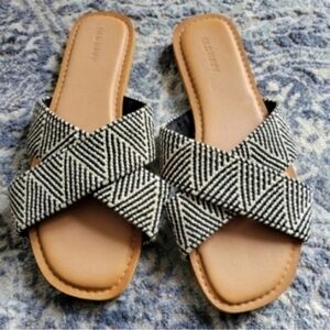 Old Navy textured woven sandals, black and white, size 10